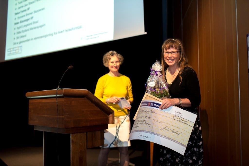 En person som står ved siden av et podium