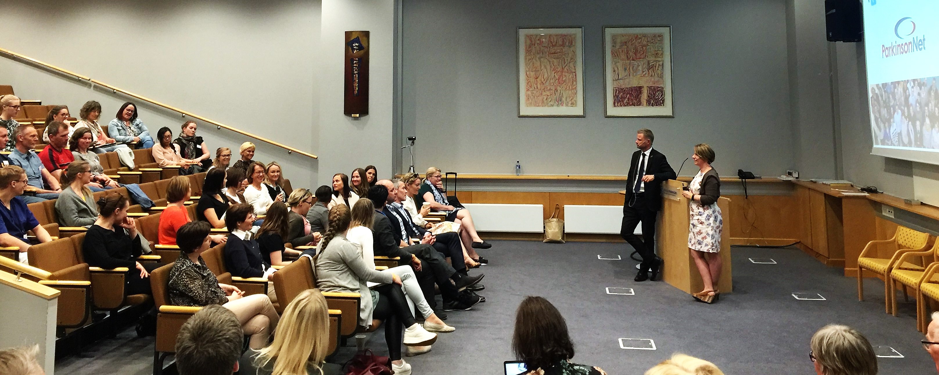 Bent Høie lytter til erfaringen fysioterapeutene har gjort