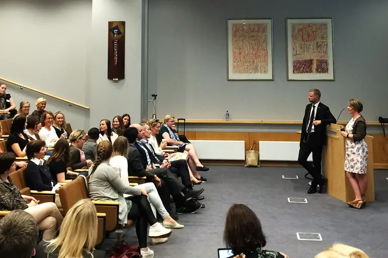 Bent Høie lytter til erfaringen fysioterapeutene har gjort