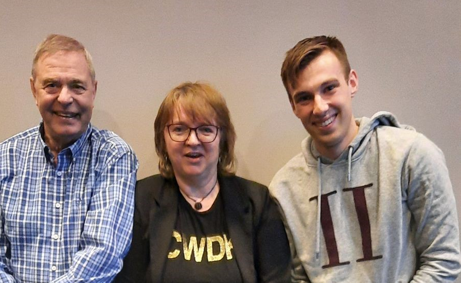 Tre personer som smiler