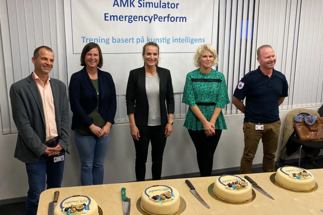 Fem personer som smiler forann kaker