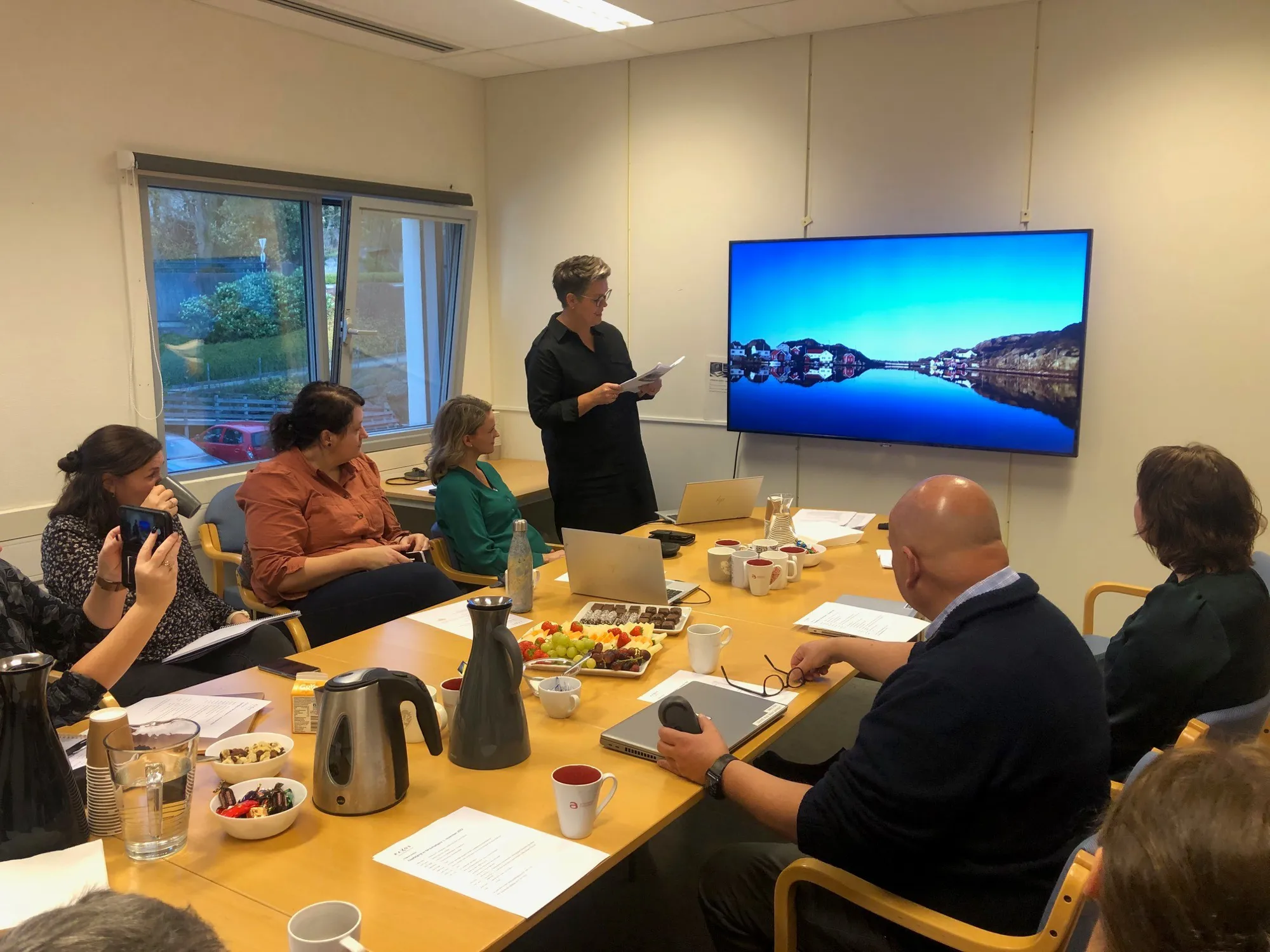 Flere personer samlet rundt et bord.