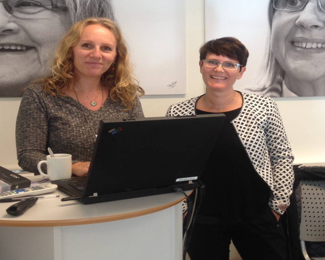 Kvinner smiler til kamera