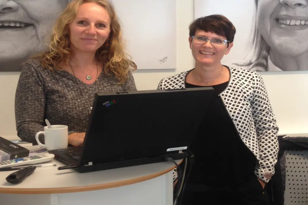 Kvinner smiler til kamera