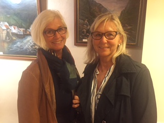 Et par kvinner smiler