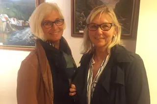 Et par kvinner smiler