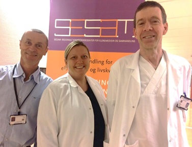 En gruppe mennesker som poserer for et bilde