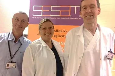 En gruppe mennesker som poserer for et bilde