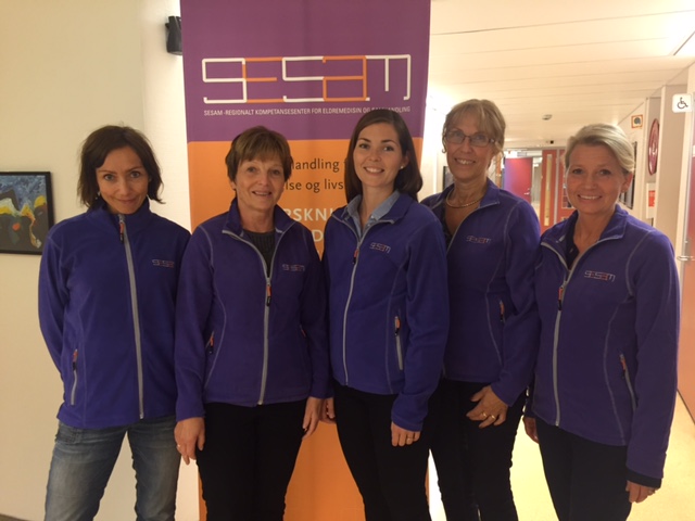 En gruppe kvinner som poserer for et bilde