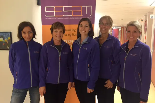 En gruppe kvinner som poserer for et bilde