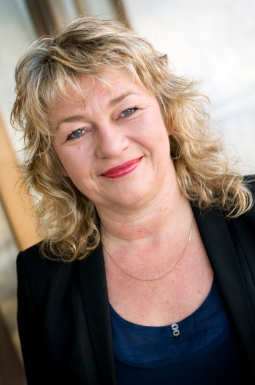 En kvinne med blondt hår