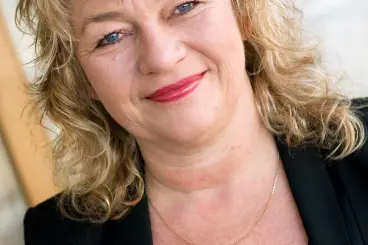 En kvinne med blondt hår