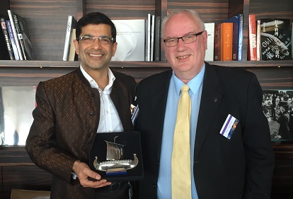 Et par menn som holder et trofé