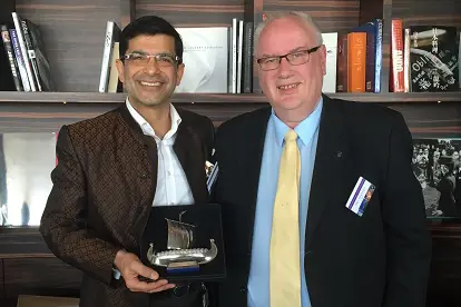 Et par menn som holder et trofé