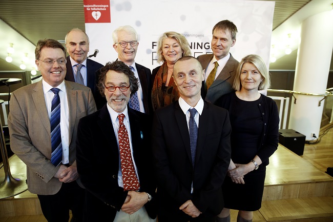 En gruppe mennesker som poserer for et bilde