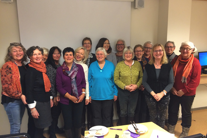 En gruppe mennesker som poserer for et bilde