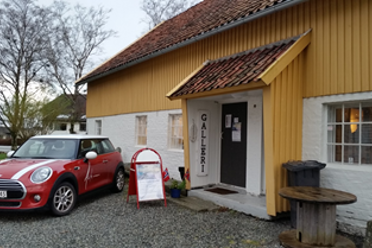 Gult hus med Anitas bil utenfor. Foto.