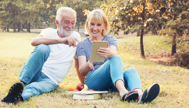 Foto&#58; Par med iPad i park