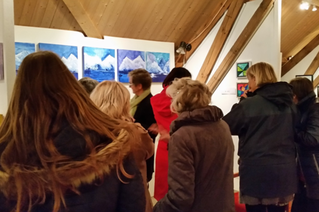 Besøkende i galleri. Foto.