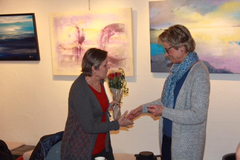 Helen overrekker pris til ansatte ved avdelingen. Foto.