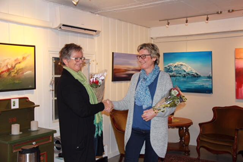 Helen overrekker pris til ansatte ved avdelingen. Foto.