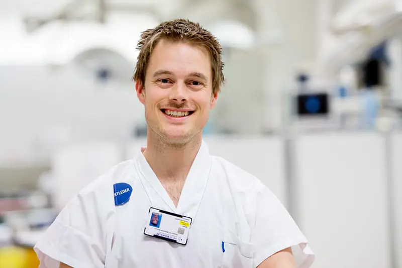 Bilde av mann som ser i kamera og smiler.