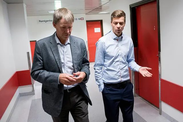 Et par menn som snakker