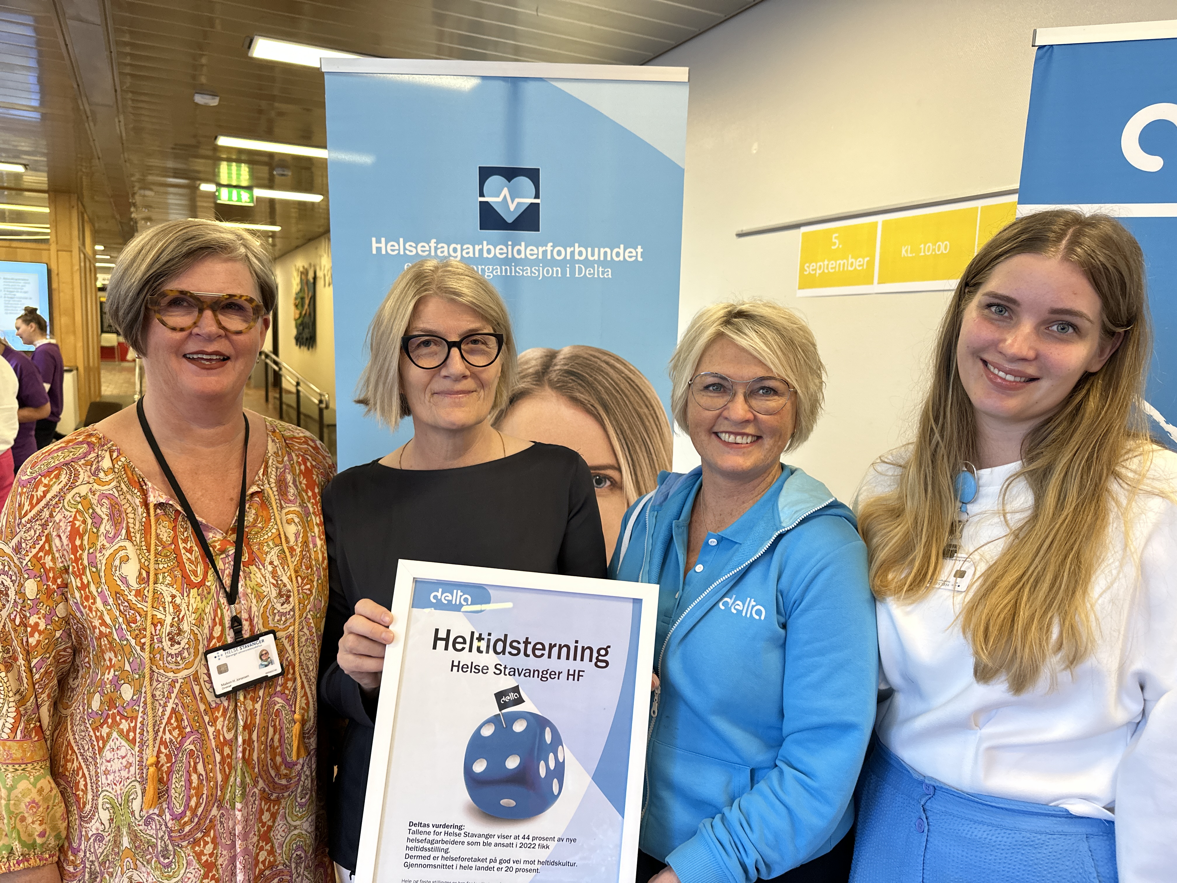 Fire personer med en diplom. 