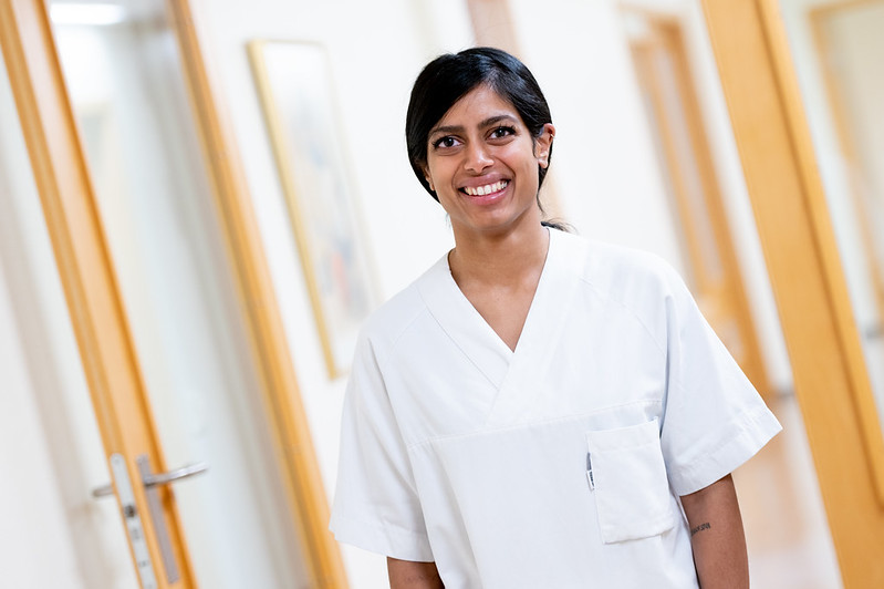 Jeswanthiny P. Mayooran i hvitt arbeidstøy i sykehusgang. 