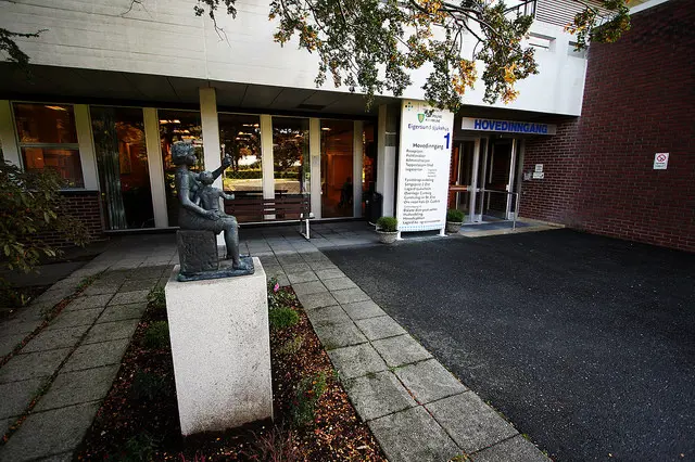 Deler av fasaden til en sykehusbygning