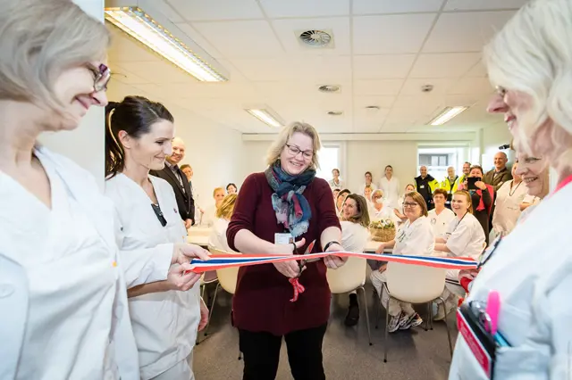 Administrerende direktør klipper snoren.