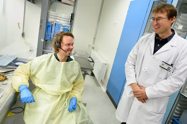 To menn ser på hverandre og smiler