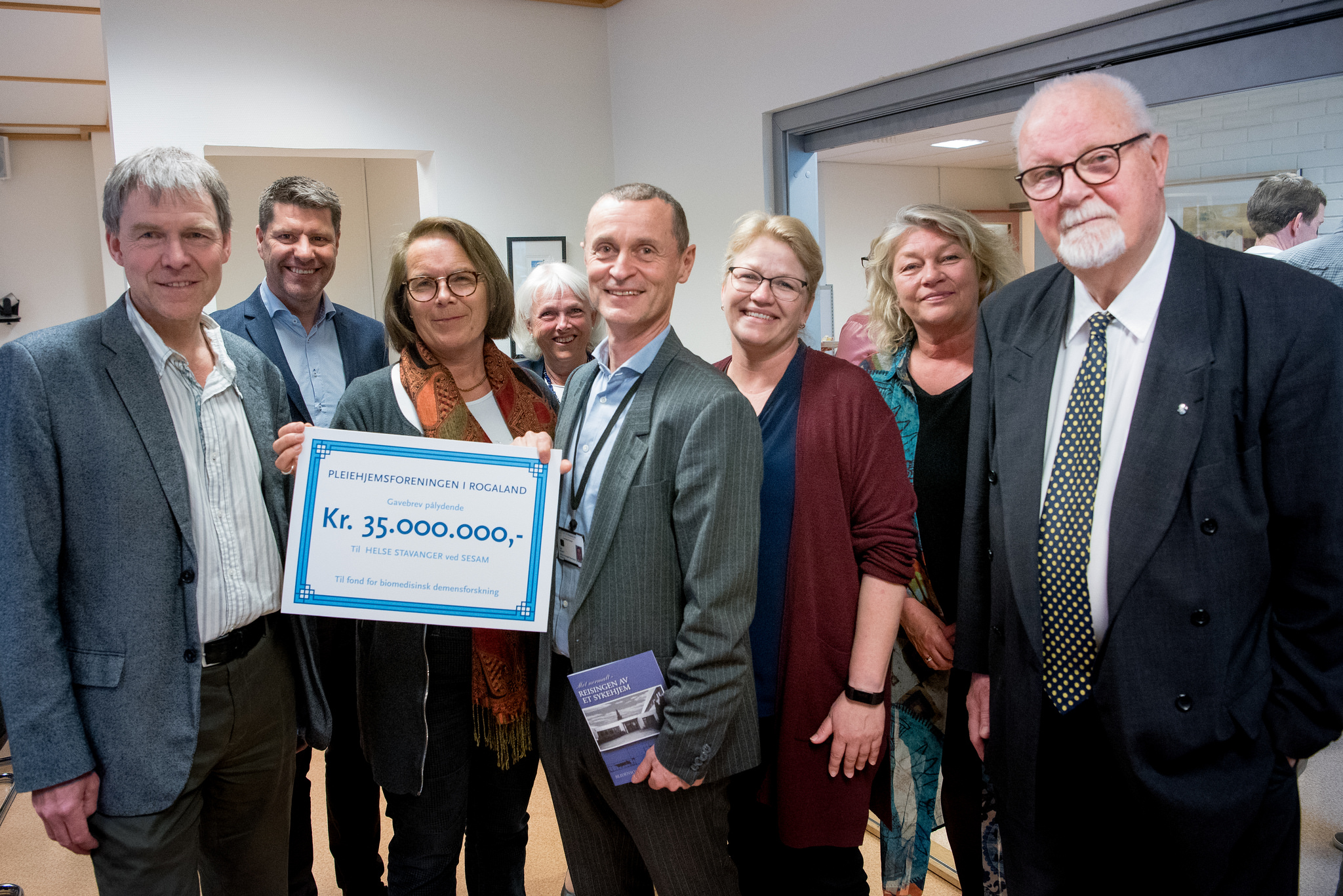 Overrekkelse av 35 millioner kroner.