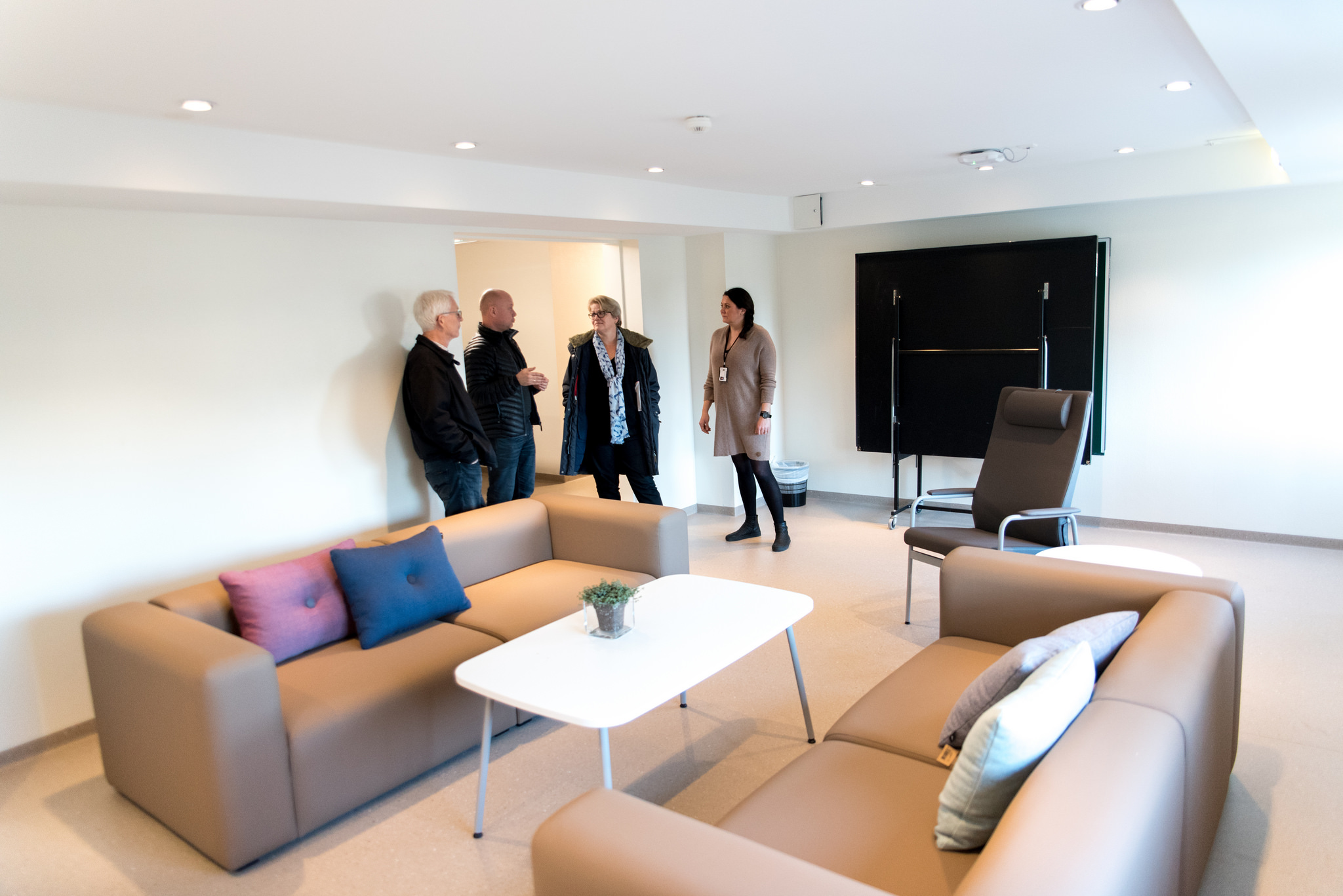 En gruppe mennesker som står i et rom