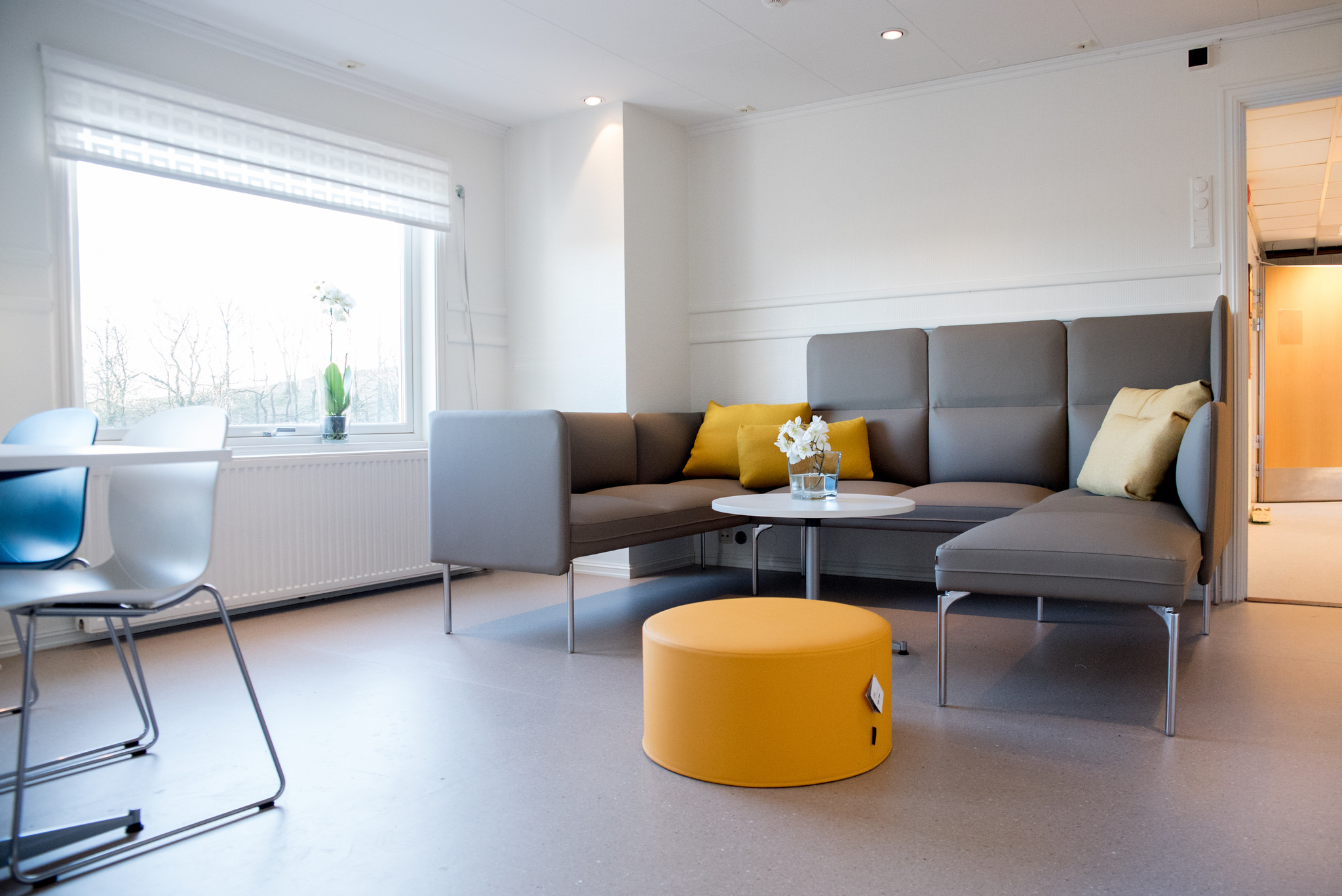 En stue med sofa og stoler