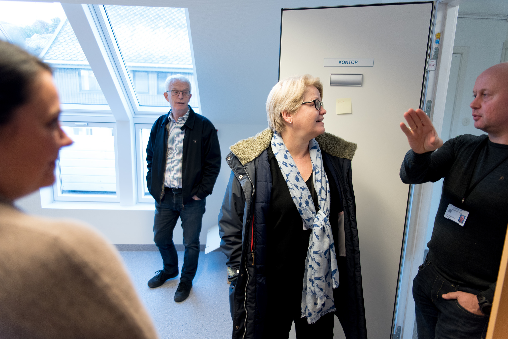 En gruppe mennesker som står i et rom