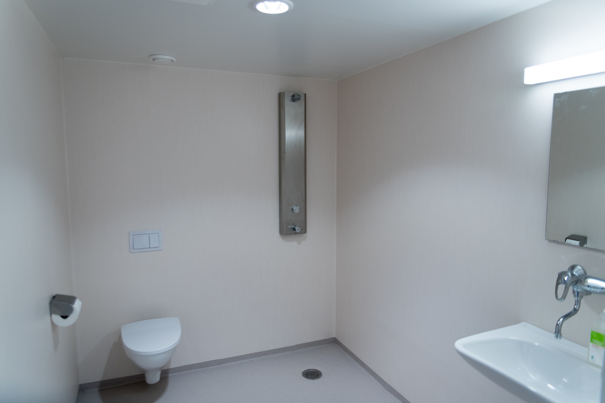 Et bad med toalett og vask