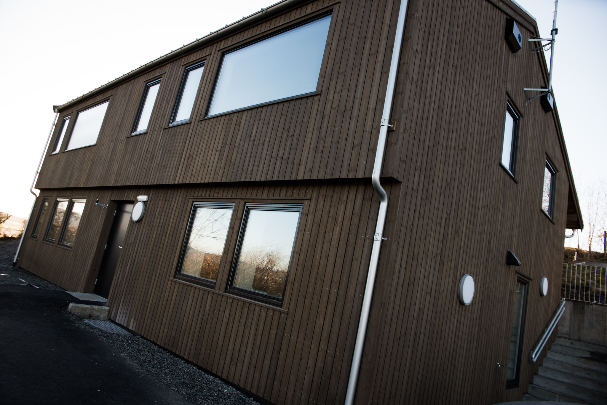 En bygning med vinduer