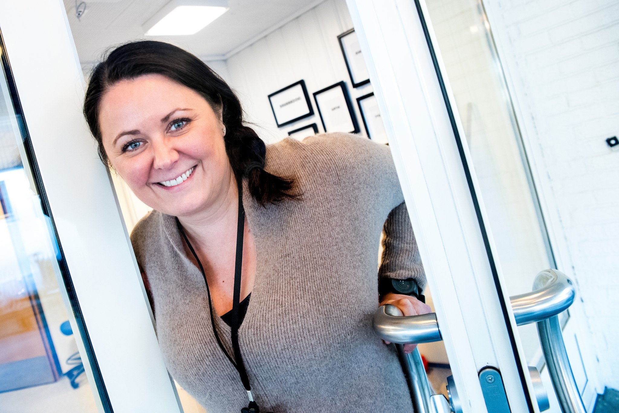 En person som smiler til kameraet