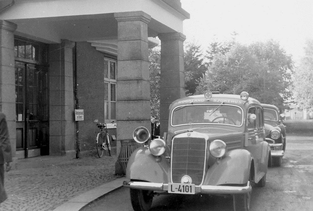 En gammel bil parkert utenfor en bygning