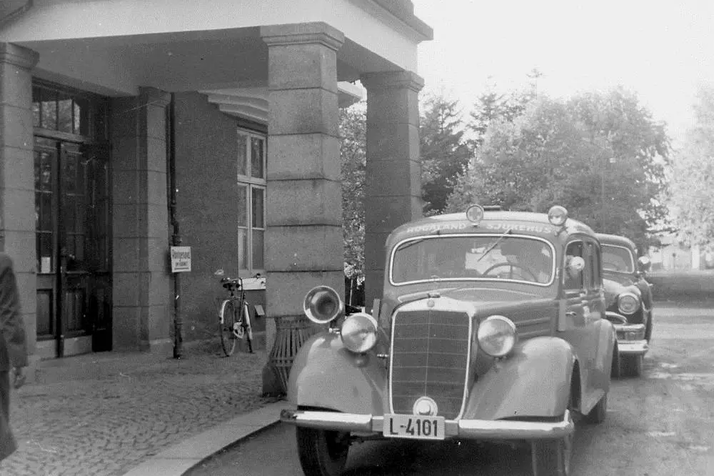 En gammel bil parkert utenfor en bygning