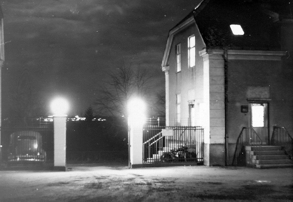 Et hus med lys på om natten