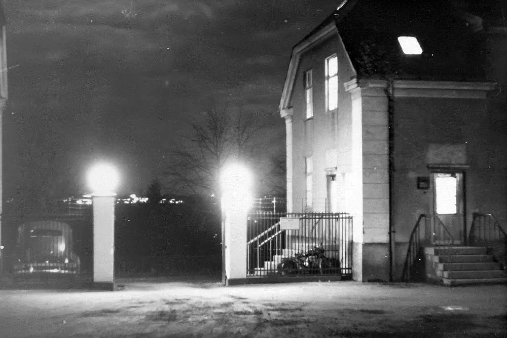 Et hus med lys på om natten