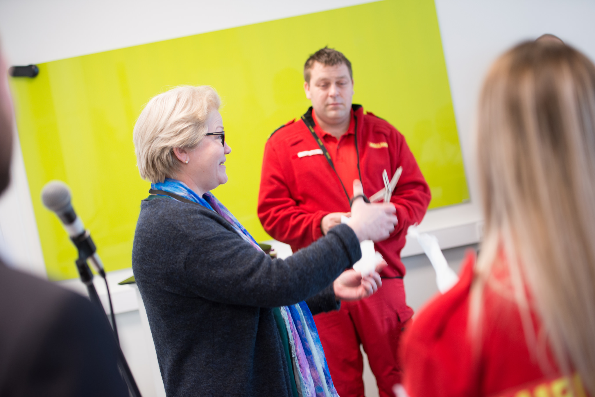 En kvinne og en mann som snakker