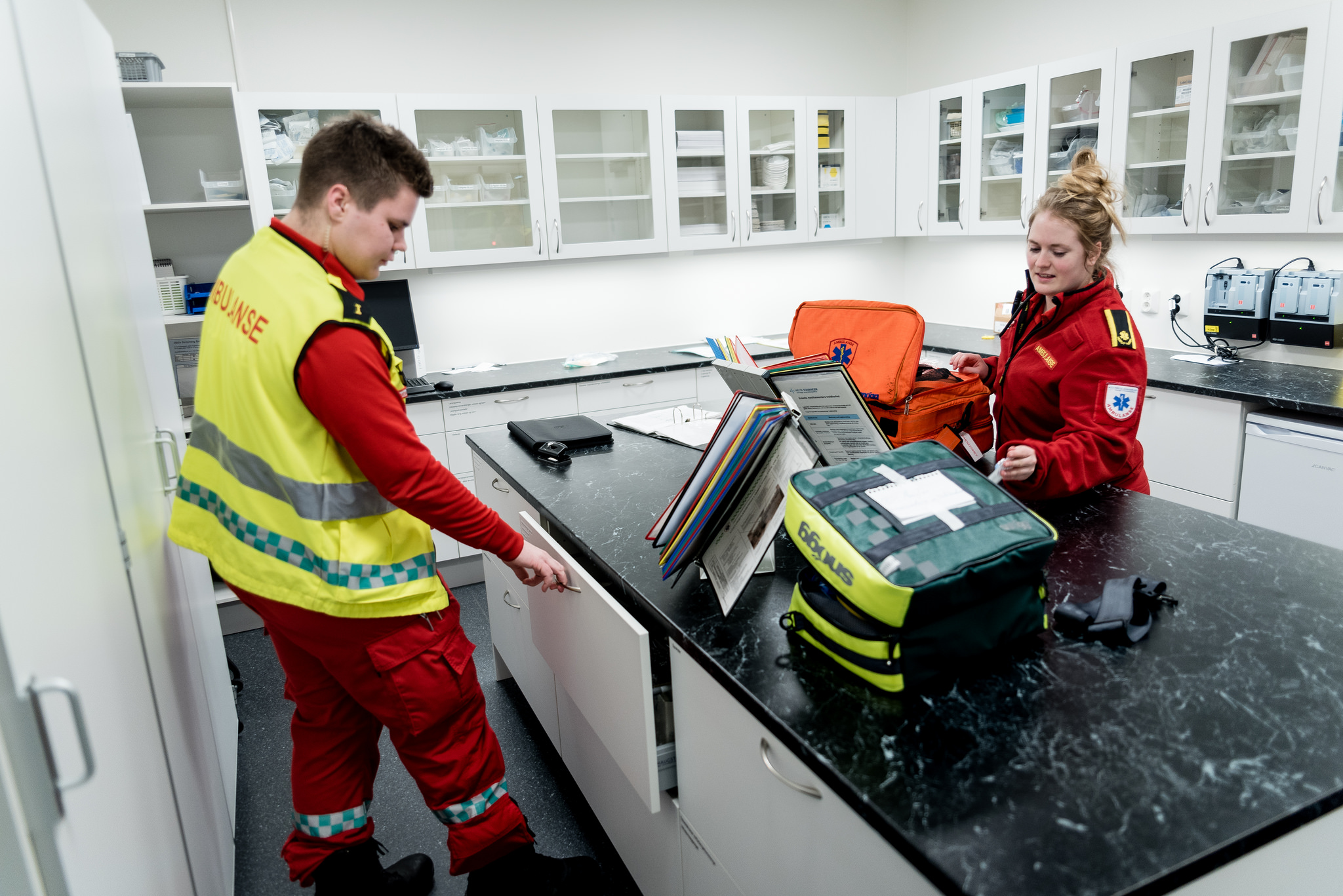 En mann og en kvinne på et kjøkken med lekebil