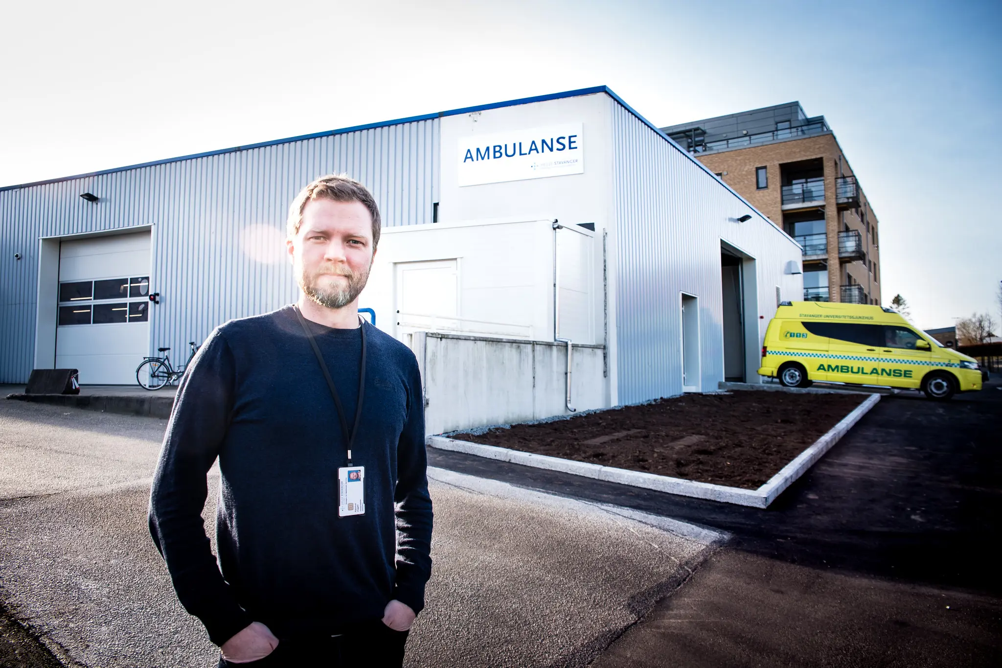 En mann som står utenfor en bygning