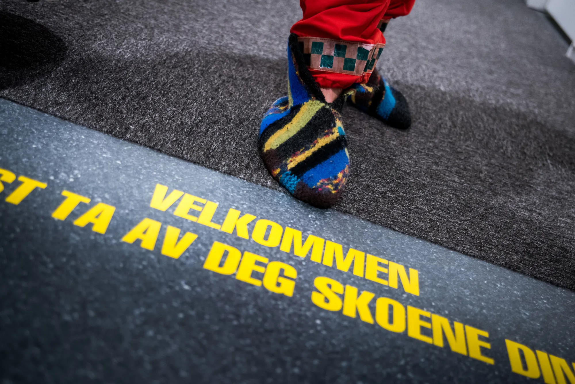 Et barn iført en fargerik sokk