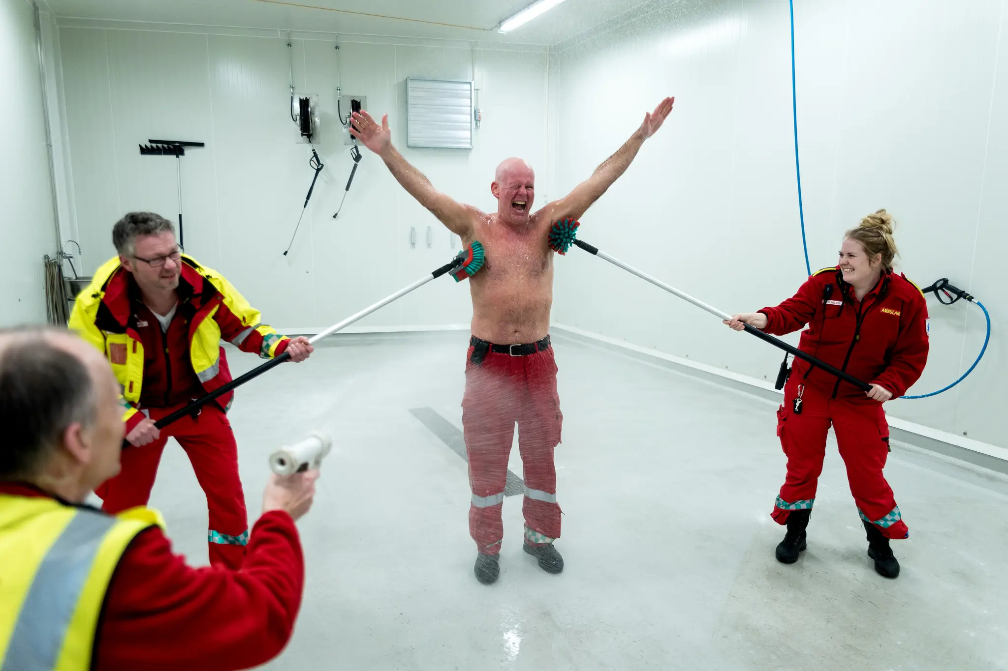 En gruppe mennesker i et rom