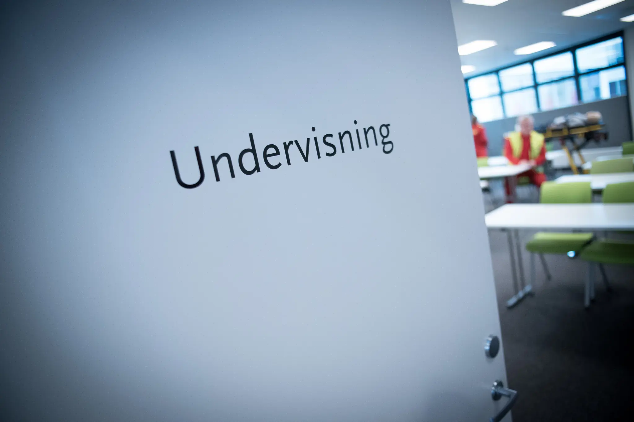 En tavle med svart tekst