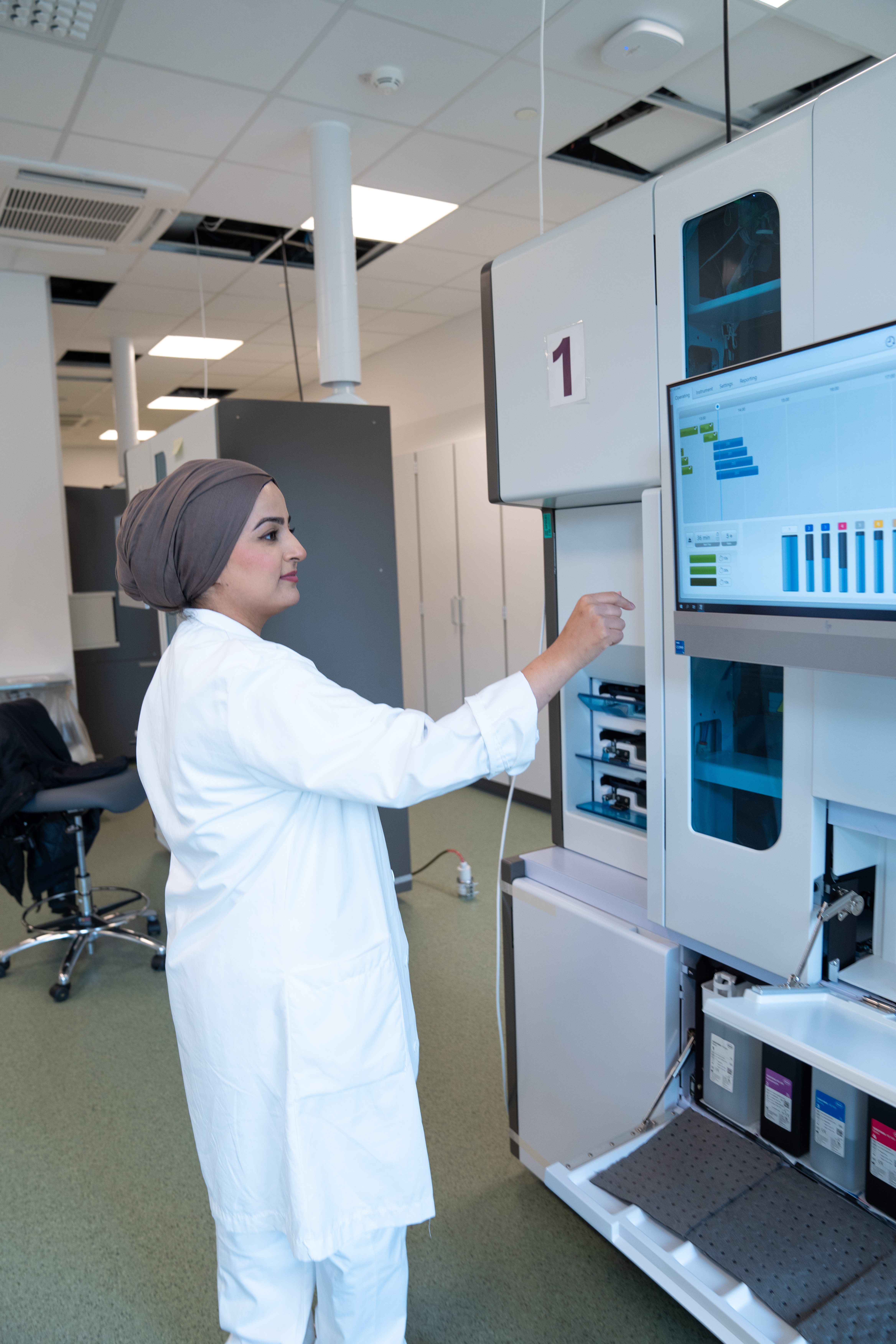 En kvinne arbeider på lab.